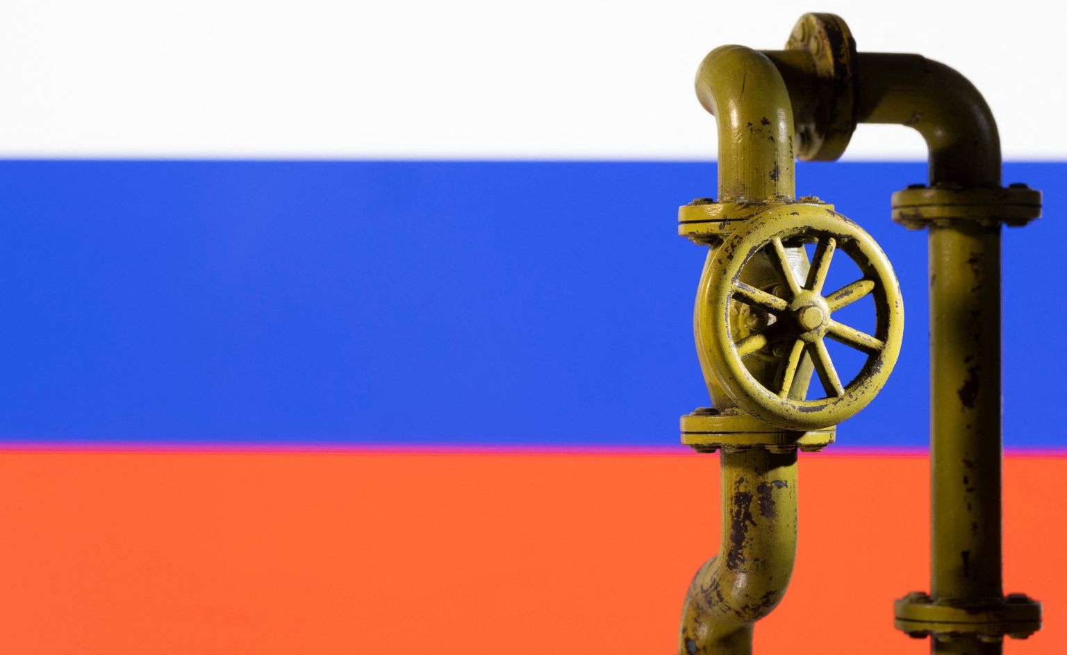 Venemaa lipu ja maagaasijuhtme illustratsioon.