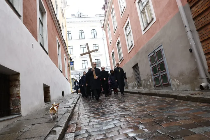 FOTOD JA VIDEO Kristlased tähistavad suurt reedet ristitee rännakuga