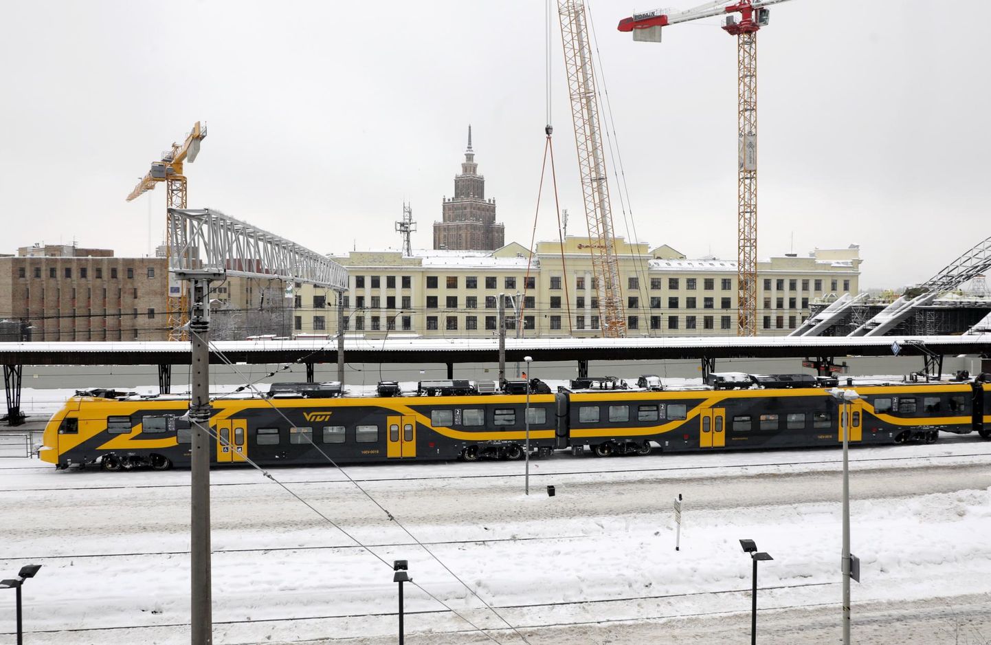 Eilsest sõidavad Lätis uued Škoda elektrirongid. Pildil Riia keskvaksal.