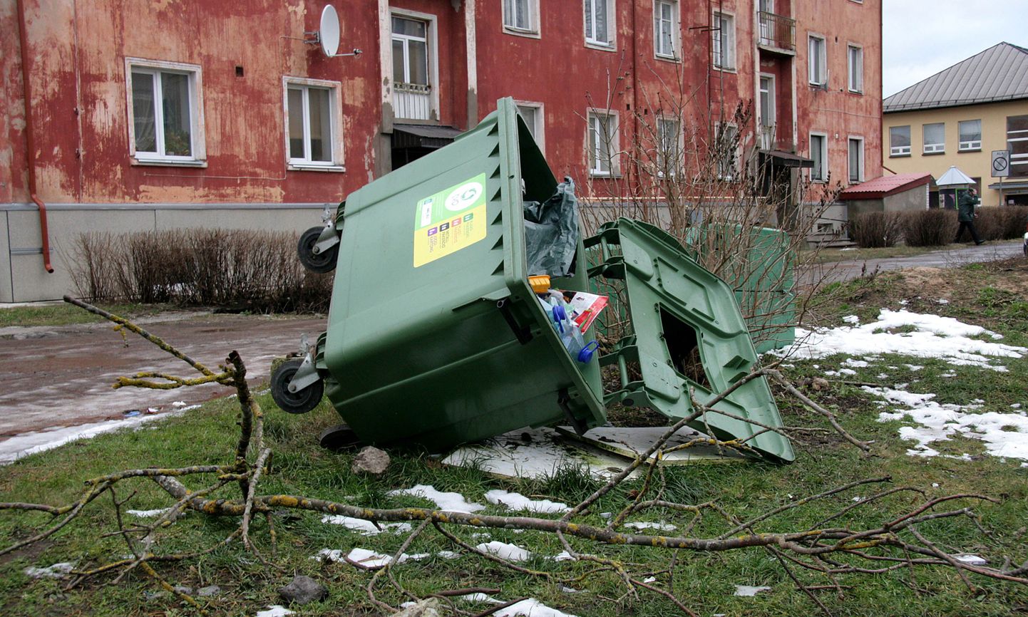 В декабре 2013 года разбушевавшийся в Йыхви штормовой ветер повалил деревья и перевернул мусорные контейнеры.
