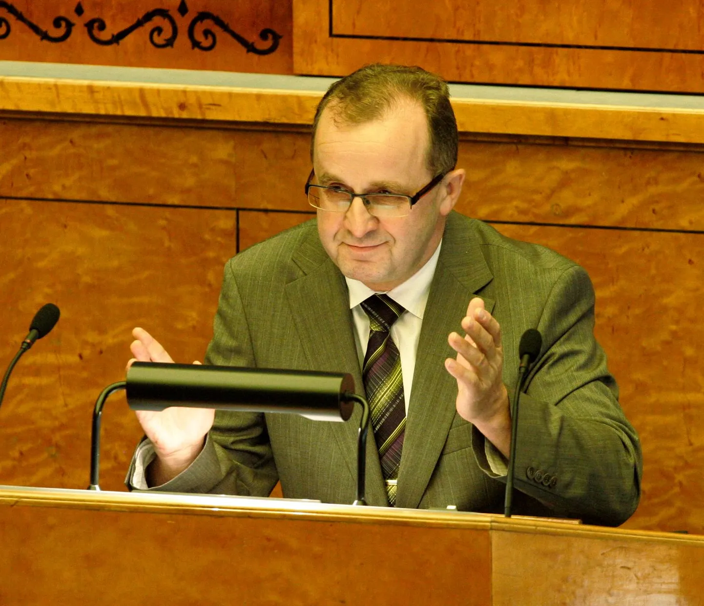 Айн Сеппик на трибуне парламента.