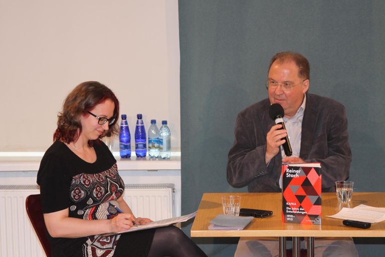 Aija Sakova ja Reiner Stach vestlusel Tallinnas Kirjanike Maja musta laega saalis 17. aprillil 2018.