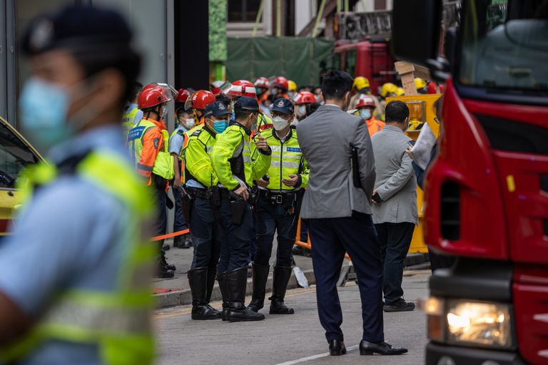 Politsei ja tuletõrjujad Hongkongis Maailma kaubanduskeskuse juures, kus tekkis põleng