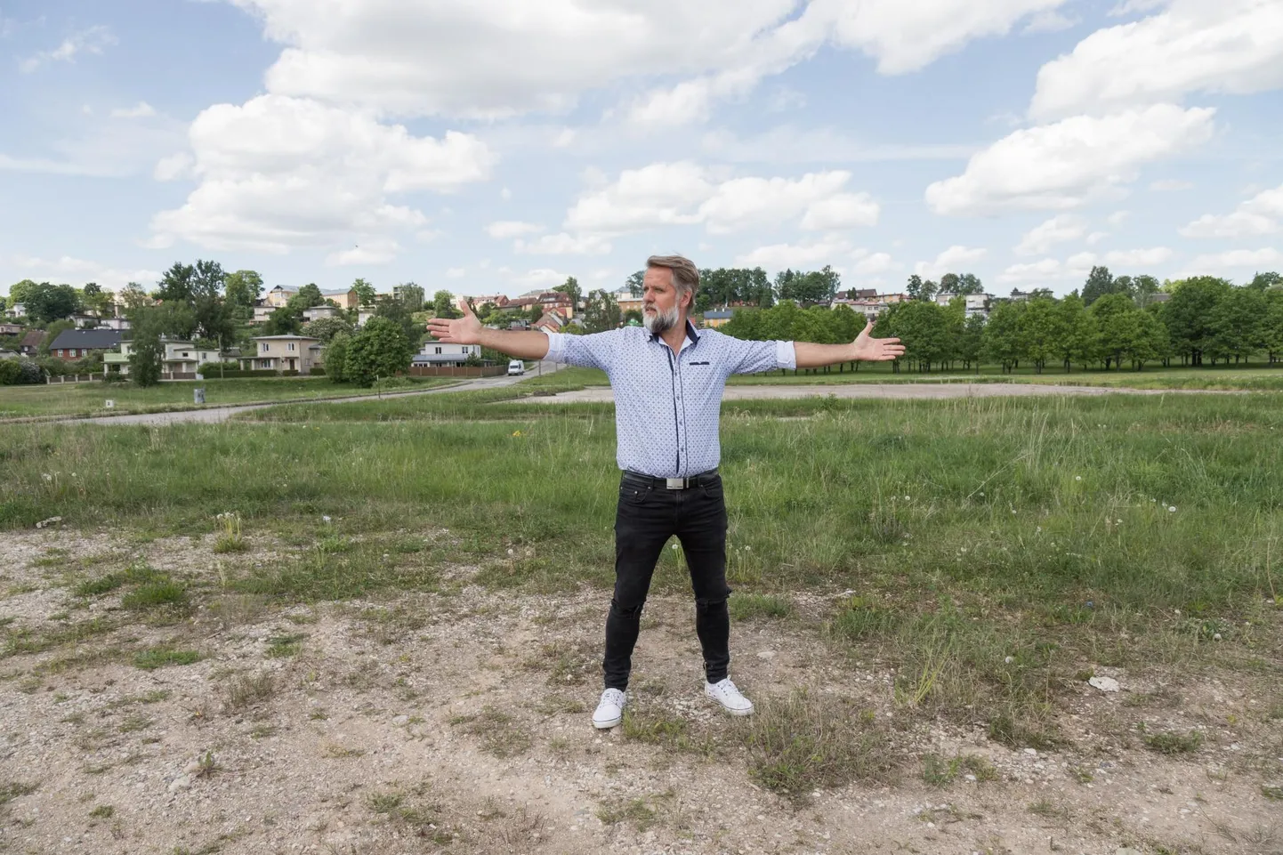 Aqva spaa asutaja Roman Kusma plaanib Viljandi järve äärde rajada Vikerkaare krundile spaahotelli, mistõttu kuulutas ettevõte välja arhitektuurikonkursi. Siiski sõltub spaahotelli kerkimine sellest, kas linn otsustab Aqvalt ujumisteenust tellida.