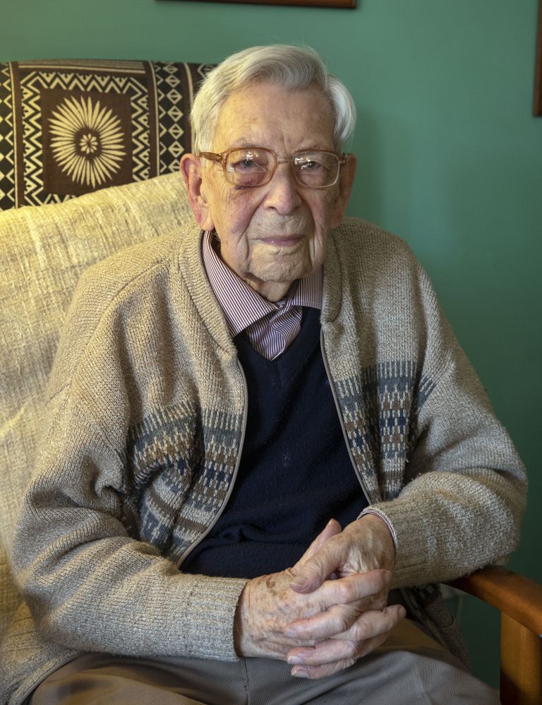 Inglane Bob Weighton, kes suri 112-aastasena