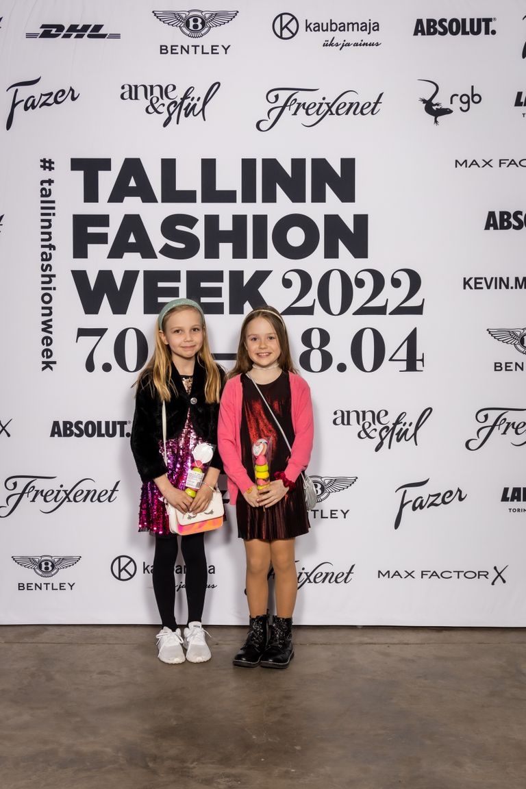 Aina enam tillukesi moefänne jõuab Tallinn Fashion Weekile, mis on imeline. Need kaks noort daami väärivad aga kohta parimate riietujate galeriis, sest on ennast sättides läbi mõelnud iga viimase kui detaili peavõrust käekotini. Hästi tehtud, Eva Marii Varikmaa (9) ja Britt Ida Loviisa Zujev (8) - Eesti esifashionistad teevad just nii nagu teiegi!