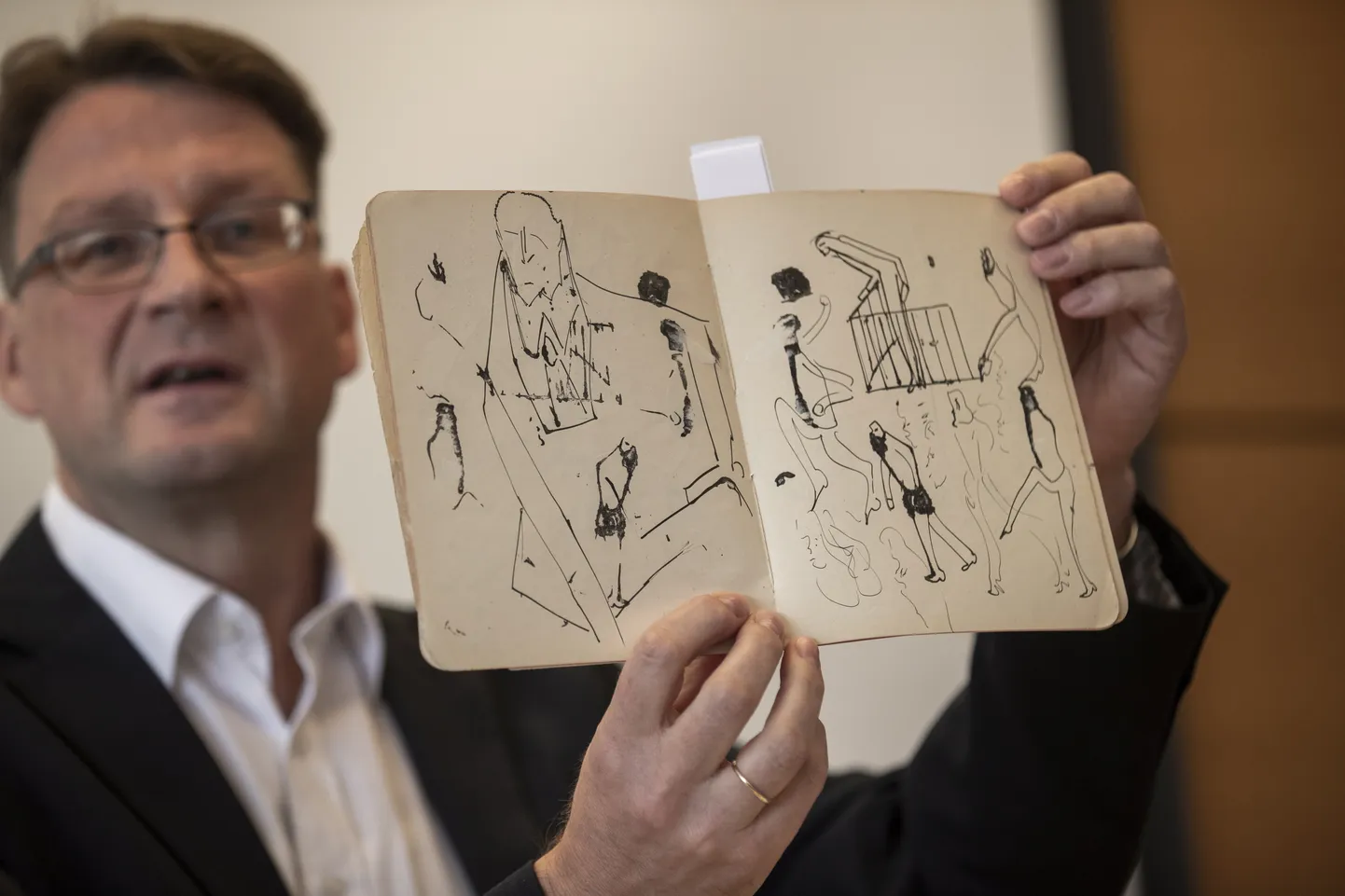 Iisraeli rahvusraamatukogu kuraator Stefan Litt Franz Kafka visandeid demonstreerimas.