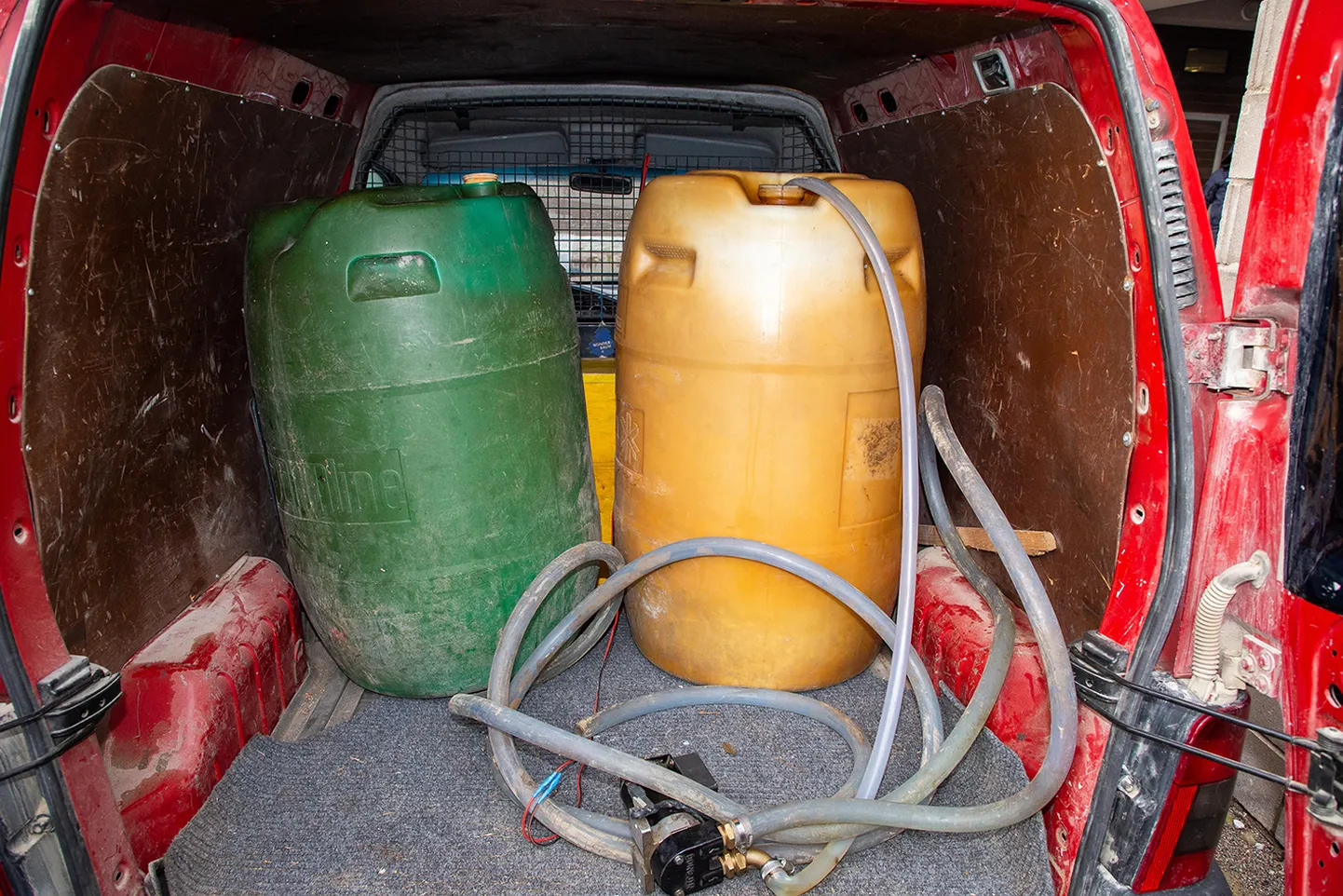 Võta tavaline kaubik, mahuta sinna paar kütusetünni, elektriline pumbasüsteem ja saadki kokku kütusevargusteks mõeldud auto.