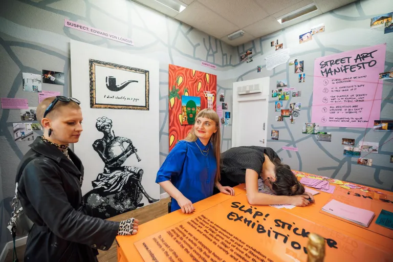Sebimine enne eesti tänavakunstnike näituse avamist Aberdeeni Union Streetil.