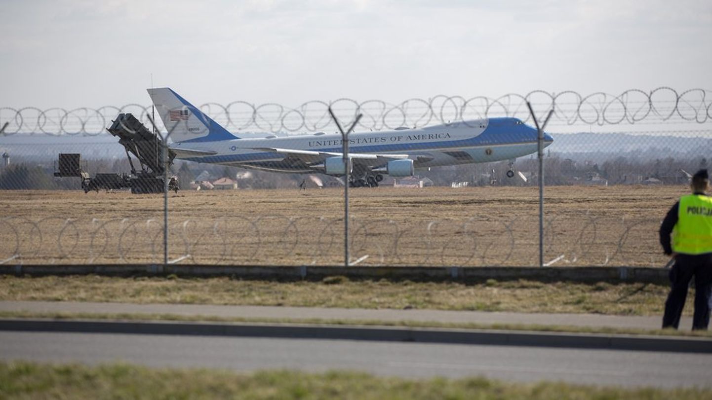 Сообщается, что подозреваемые в том числе установили камеры для слежения за аэропортом Жешув-Ясёнка, куда недавно прибывал президент США Джо Байден