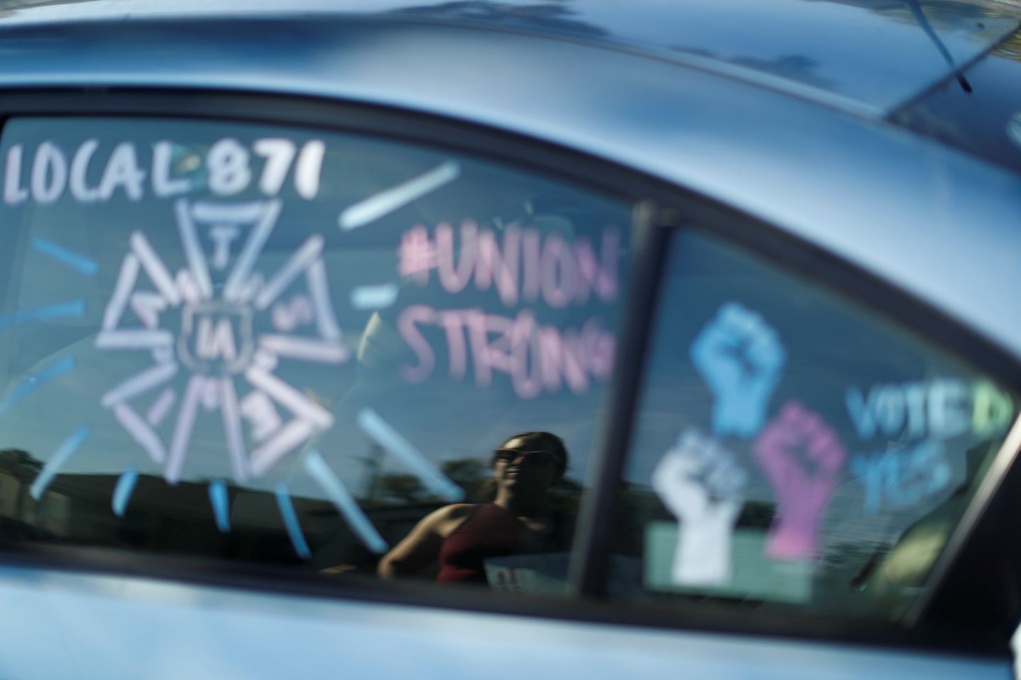Hollywoodis stsenaariume koordineeriv Amy Thurlow peegeldumas oma auto küljeaknalt päeval pärast seda, kui ametiühing IATSE üleriigilisele streigile rohelise tule andis.