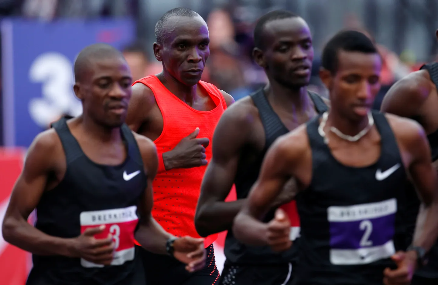 Eliud Kipchoge (punases) ja tema «jänesed» 2017. aastal Monza F1 ringrajal.