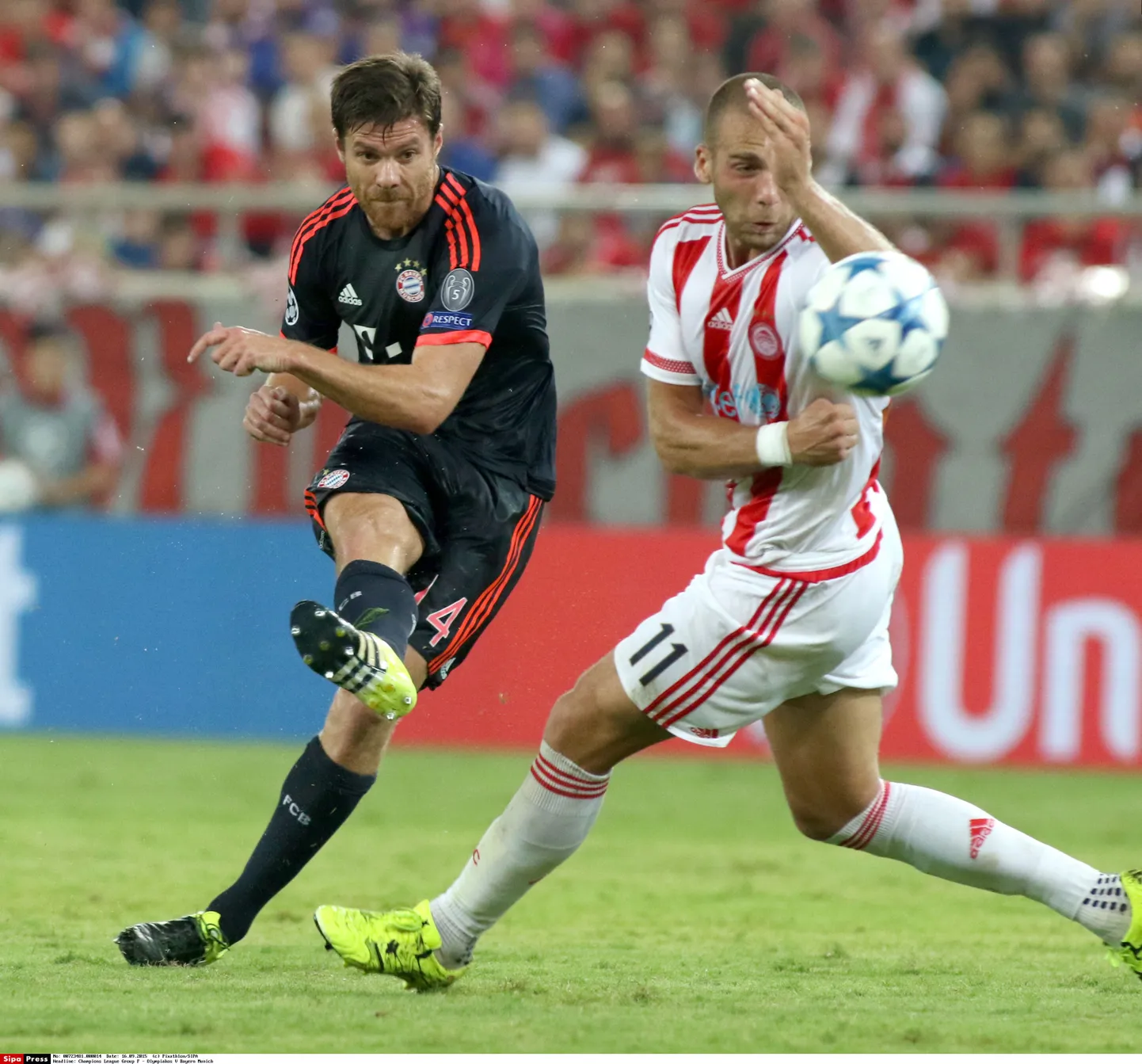 Xabi Alonso (vasakul).