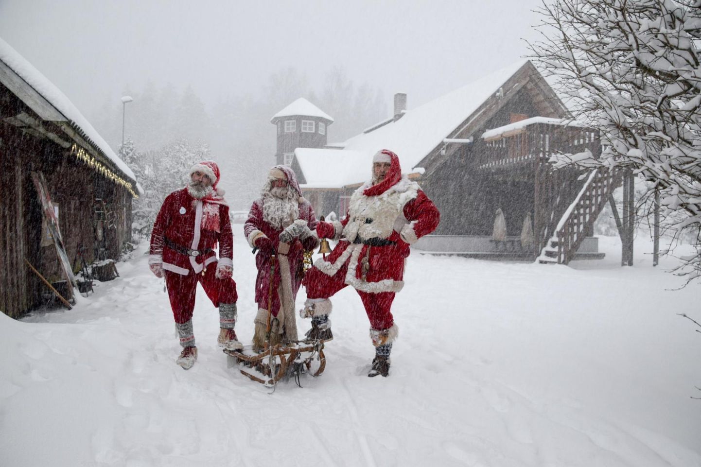 Ajalooline Korstna talu on endale nimeks saanud Jõuluvana Korstna talu, sest seal pesitsevad jõuluvanad aastaringselt.