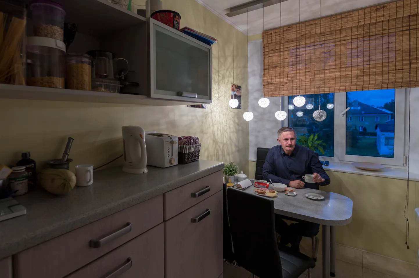 Adriani päev algab vara. Kerge hommikusöök ja poole seitsmeks bussi peale.