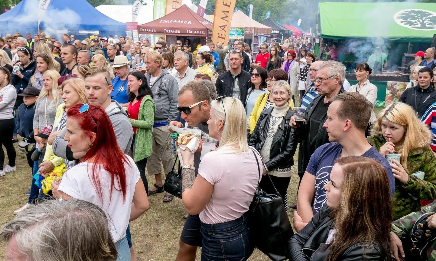 Piiramata alaga väliüritusel COVIDi tõendit kontrollima ei pea ja sellistest võivad osa võtta kõik inimesed.