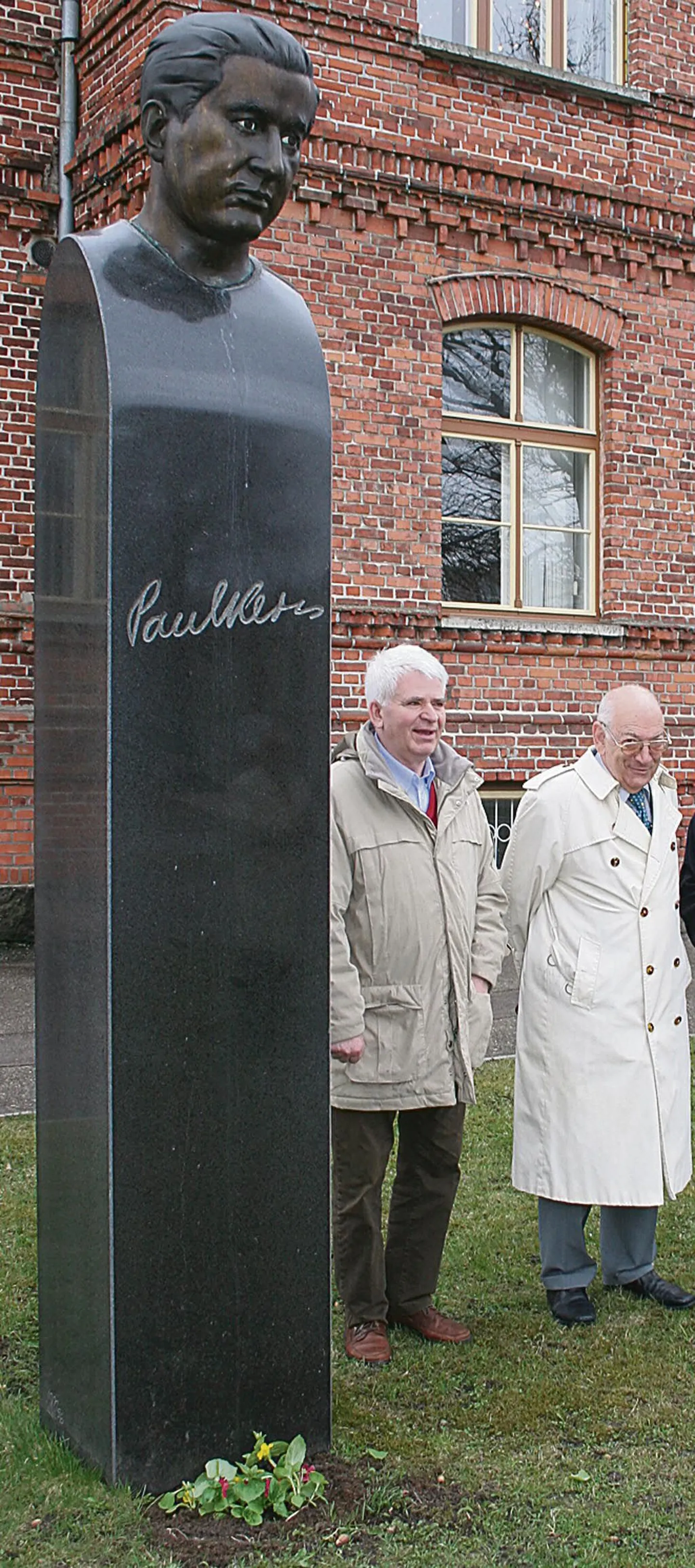 2007. aastal viisid Pärnus oma iidoli Paul Kerese büsti ette lilled Boriss Spasski ja Viktor Kortšnoi.