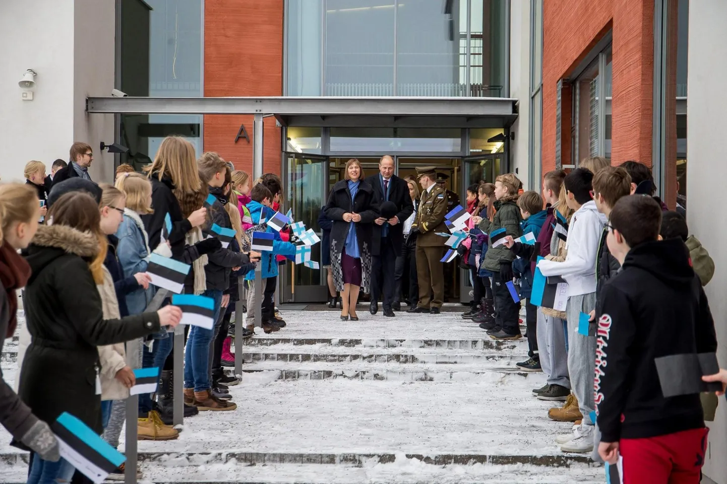 President Kersti Kaljulaid käis 2017. aasta riigivisiidi ajal koos abikaasaga Helsingis Latokartano põhikoolis. See on küll soome kool, kuid seal on kakskeelsed, soome-eesti klassid, kus õpivad ka Eestist pärit lapsed.