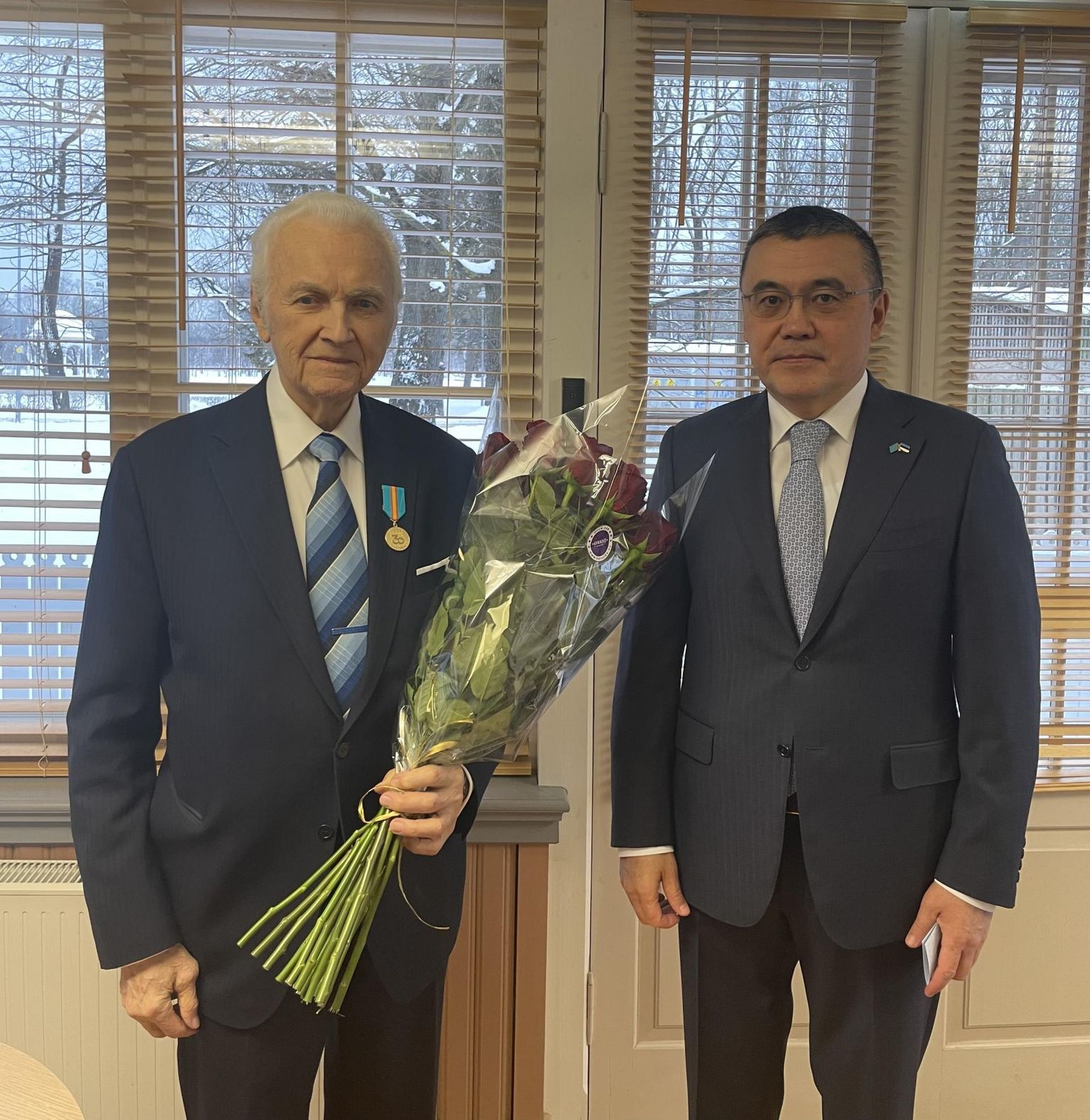 President Arnold Rüütlile anti eile üle medal Kasahstani iseseisvuse 30. aastapäeva auks.