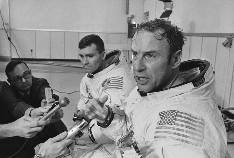 11. aprill 1970. Apollo 13 missiooni komandör James Lovell (esiplaanil) rääkimas enne lendu ajakirjanikega. Tema kõrval on Fred Haise. Pildil ei ole Jack Swigertit