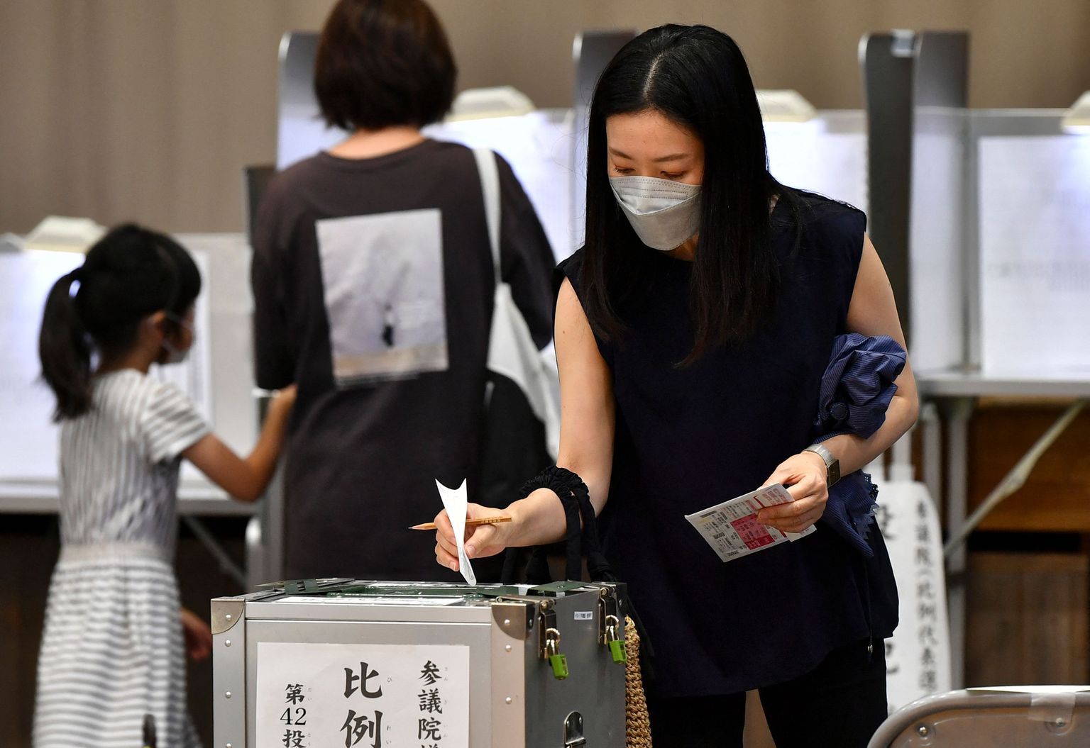 Valija andmas oma häält Jaapani ülemkoja valimistel Tokyos asuvas valimisjaoskonnas.