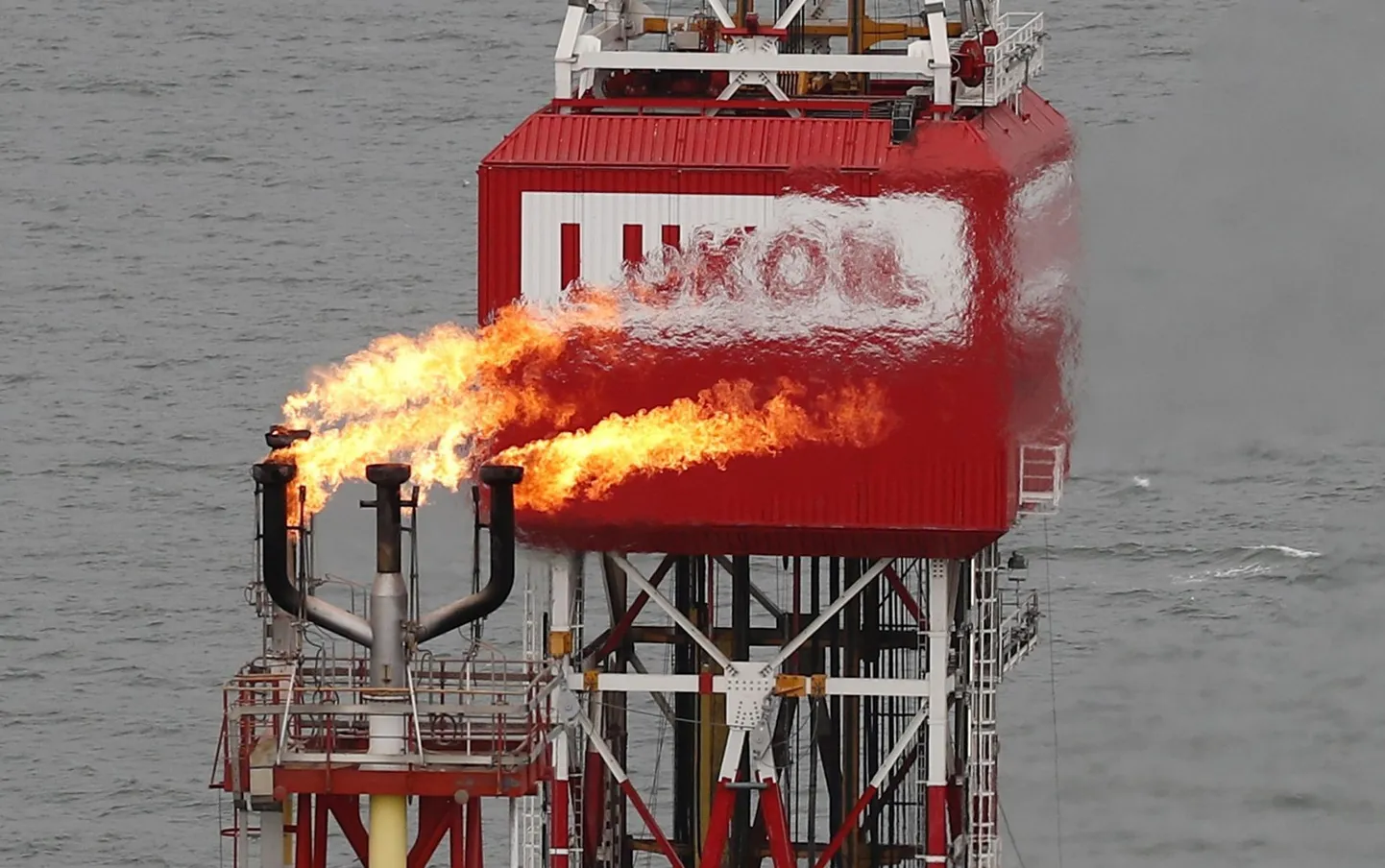 Lukoil on sunnitud müüma oma naftat kuni 31 dollari võrra barreli kohta maailmaturuhinnast odavamalt. Fotol naftaplatvorm Filanovski naftaväljal Kaspia merel.