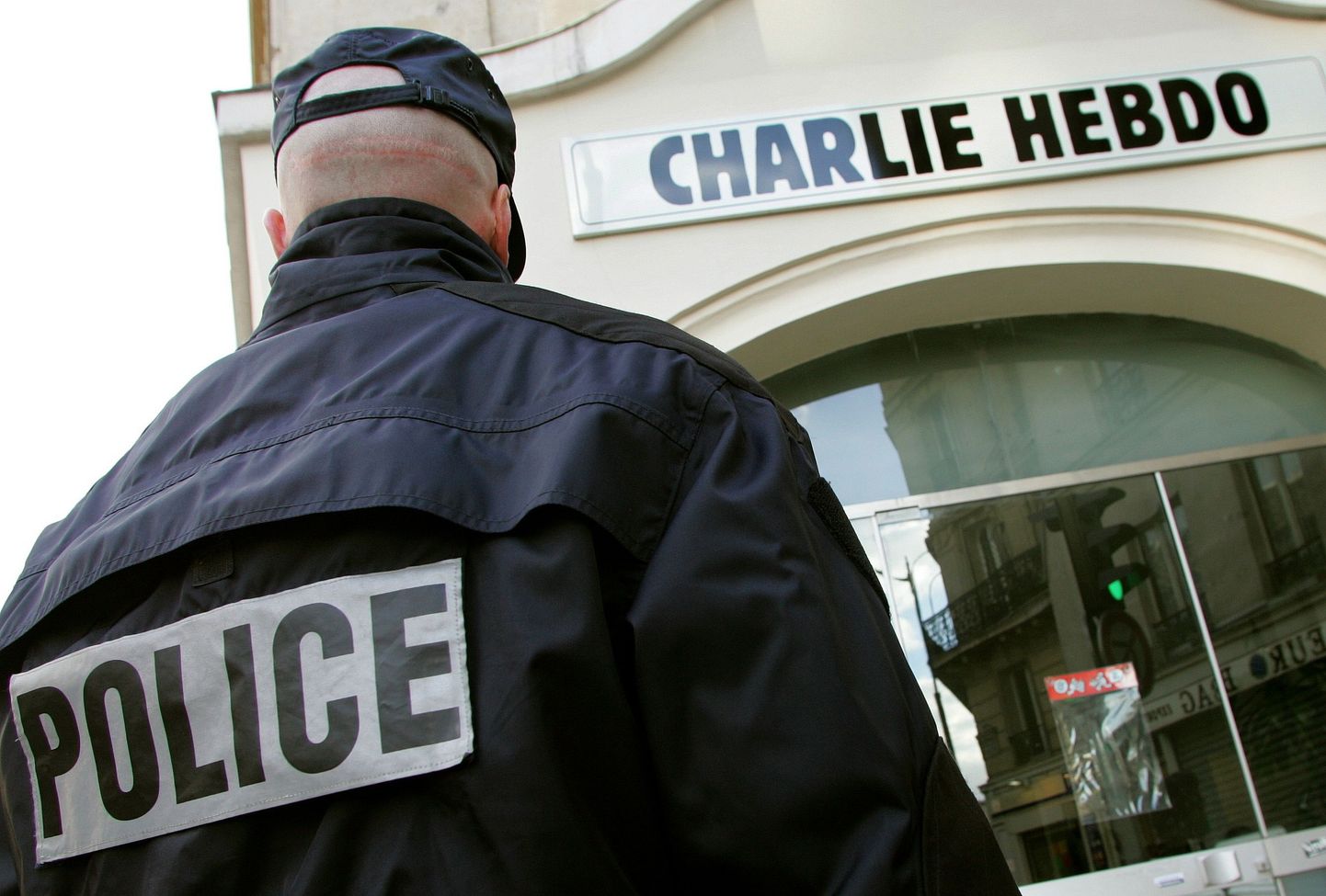 Полицейский возле редакции Charlie Hebdo.