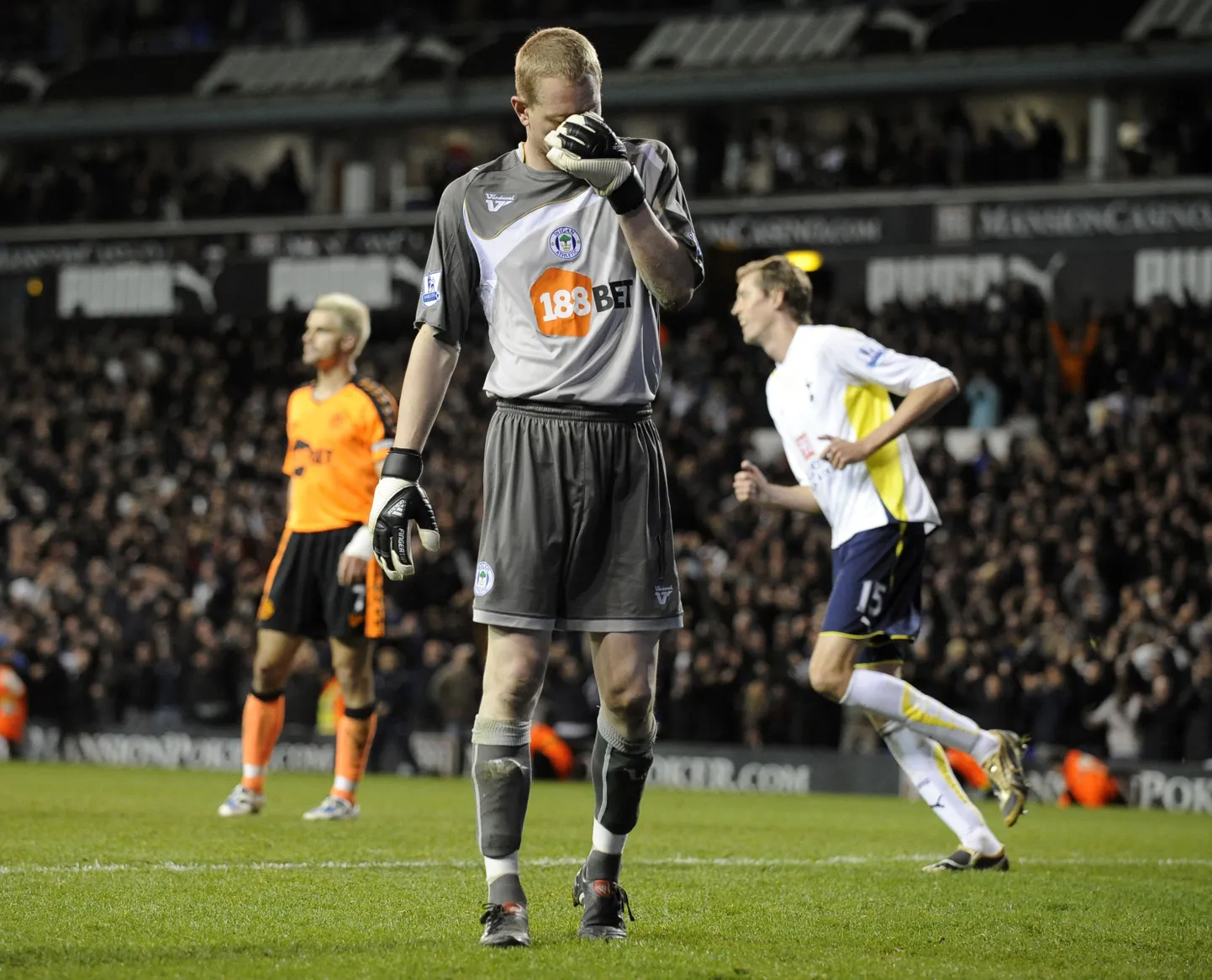 Chris Kirkland Wigani särgis.