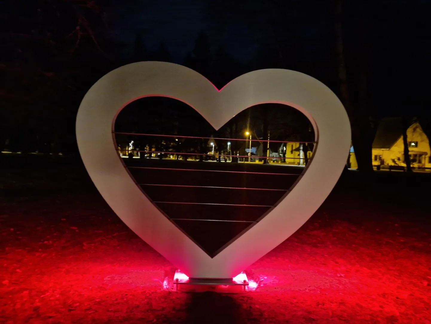 Renoveeritud kaarsilla külge enam tabasid kinnitada ei tohi, selleks on ette nähtud silla kõrvale paigaldatud süda.