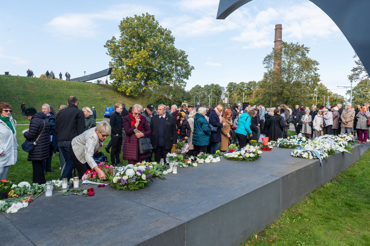 Поминальное богослужение у памятника жертвам гибели парома "Эстония".