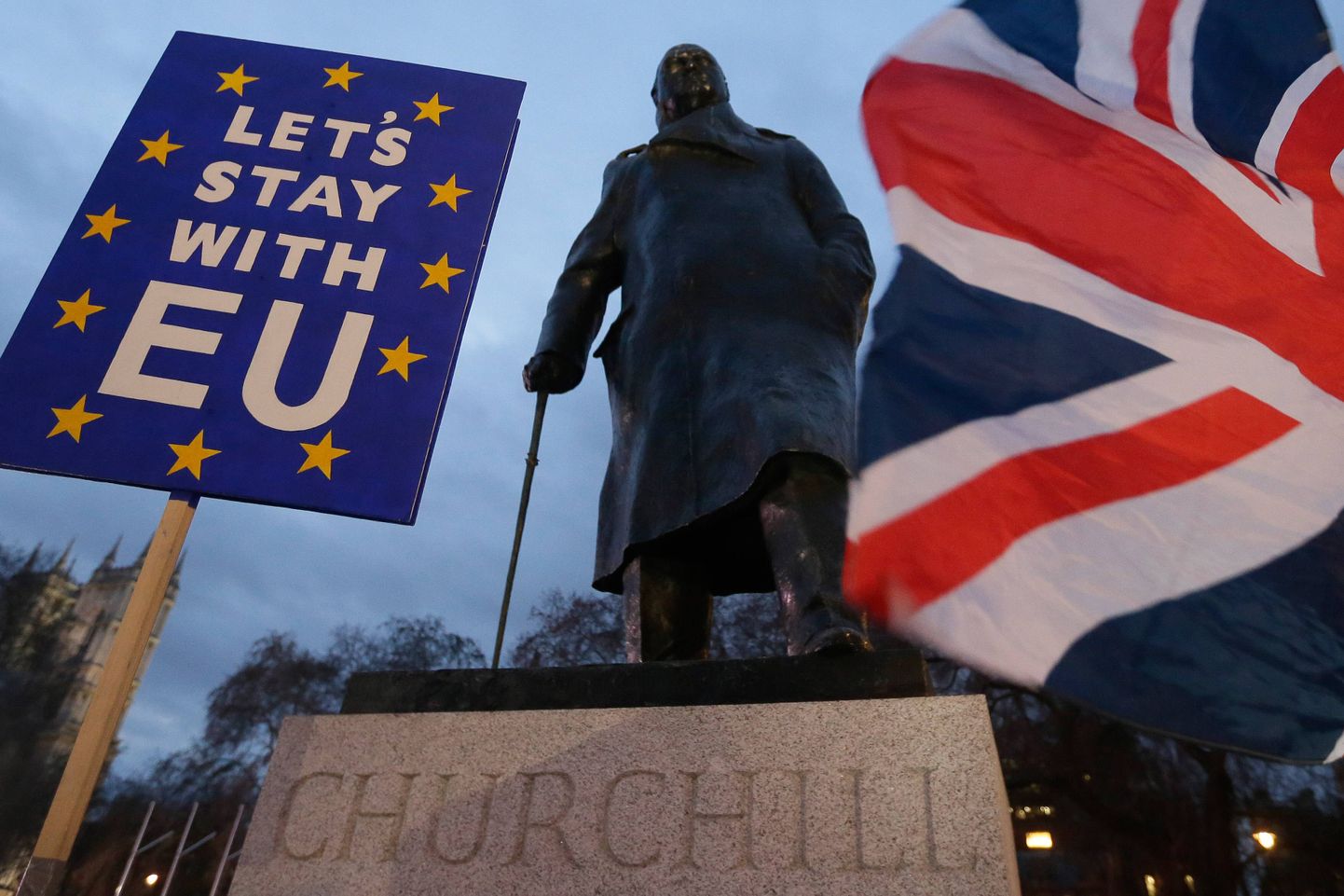 Teisipäeval toimus Londoni parlamendihoone Winston Churchilli kuju juures protest, mis nõudis Brexiti ära jätmist.