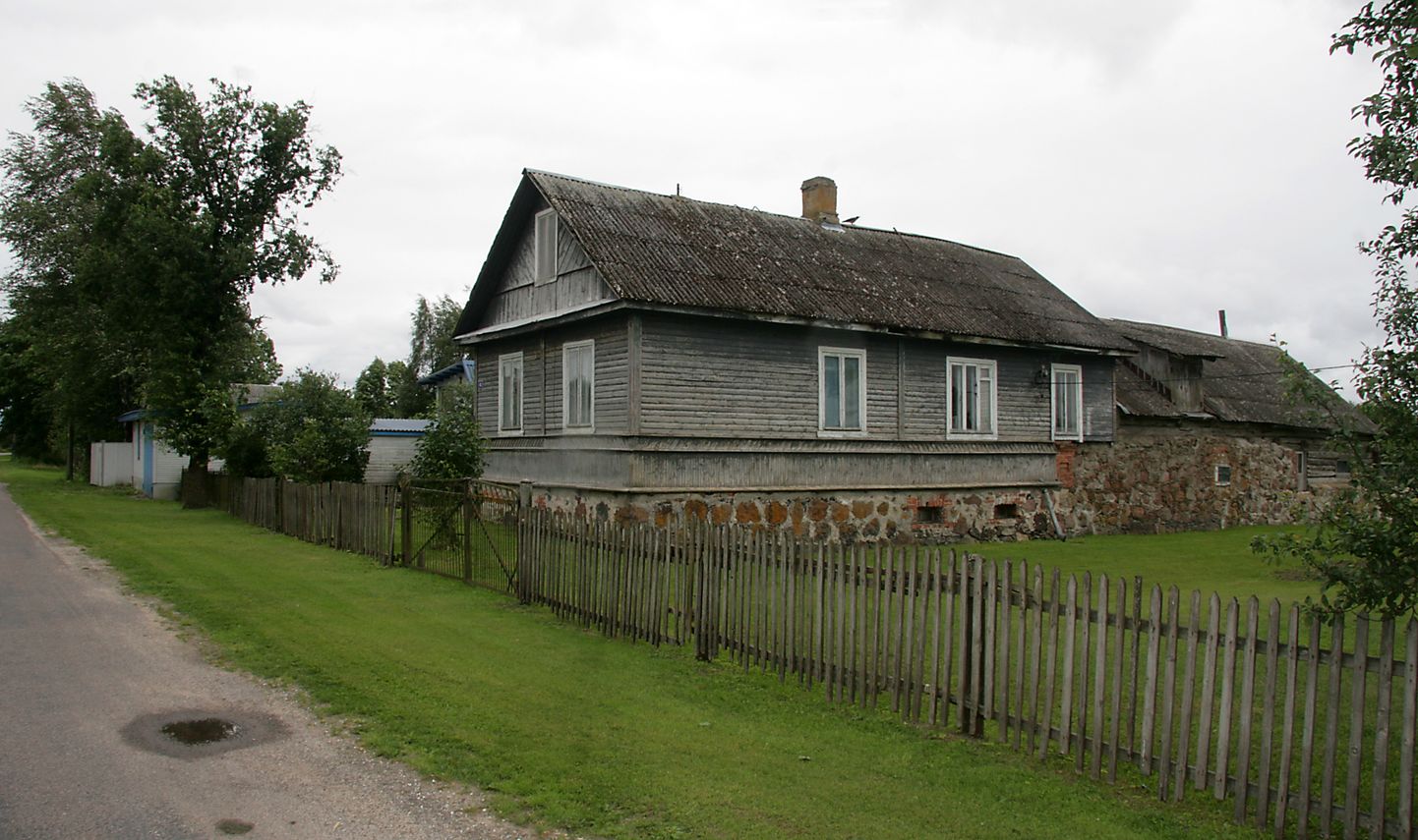 Большинство старых домов в Васкнарве расположены торцом к деревенской улице.