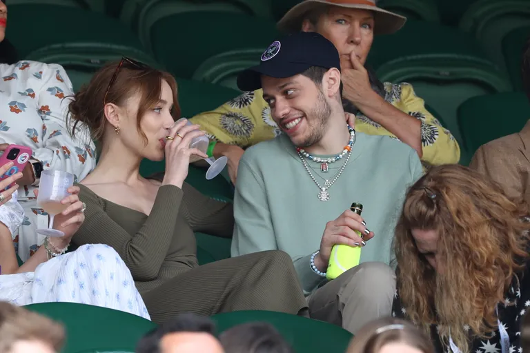 Phoebe Dynevor ja Pete Davidson tennisematši vaatmas.