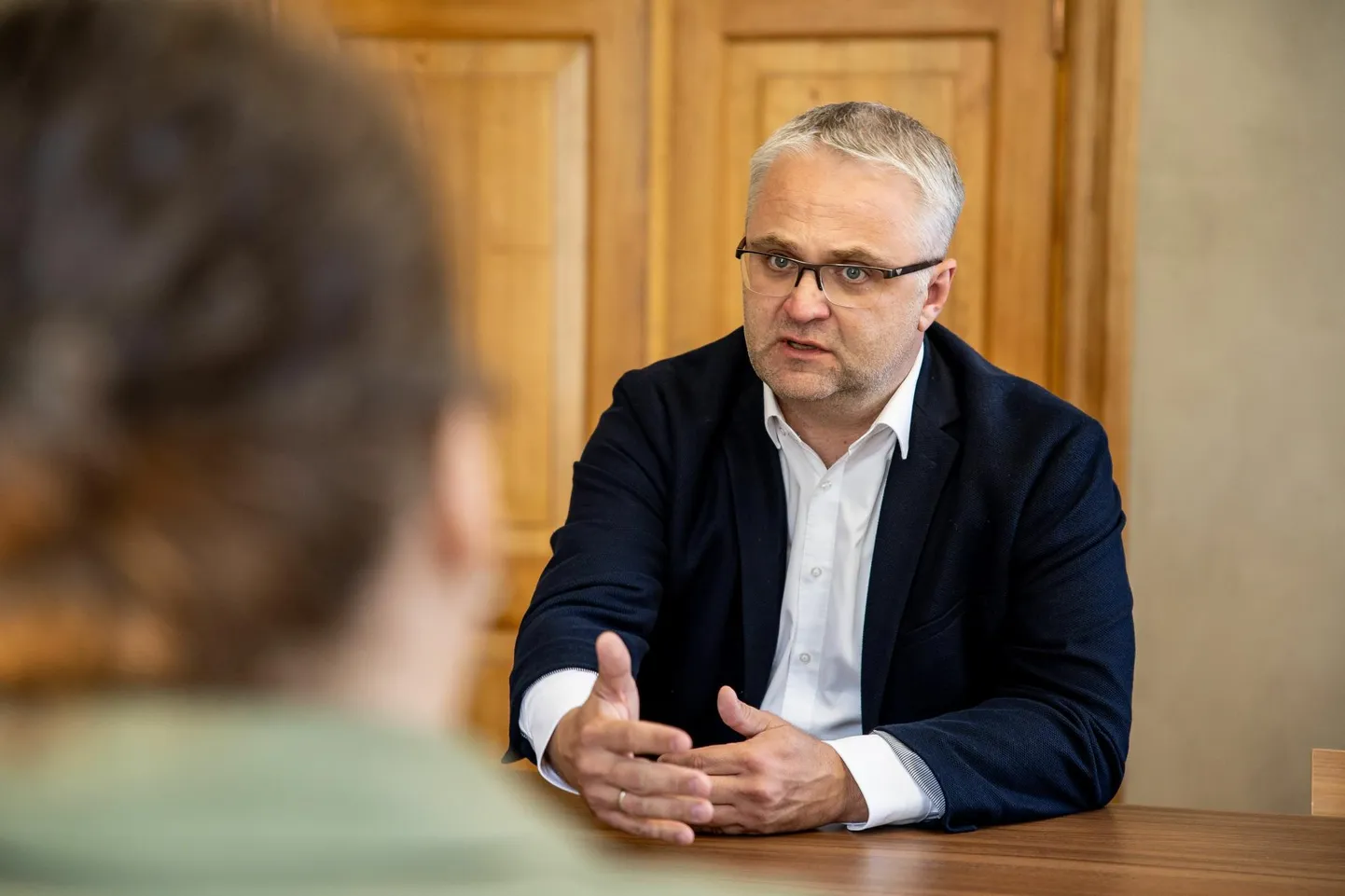 "Kas saame praeguse eelarve pealt vaadata oma kulusid üle? Ei saa. Aga peaks saama," on riigikontrolör Janar Holm veendunud.