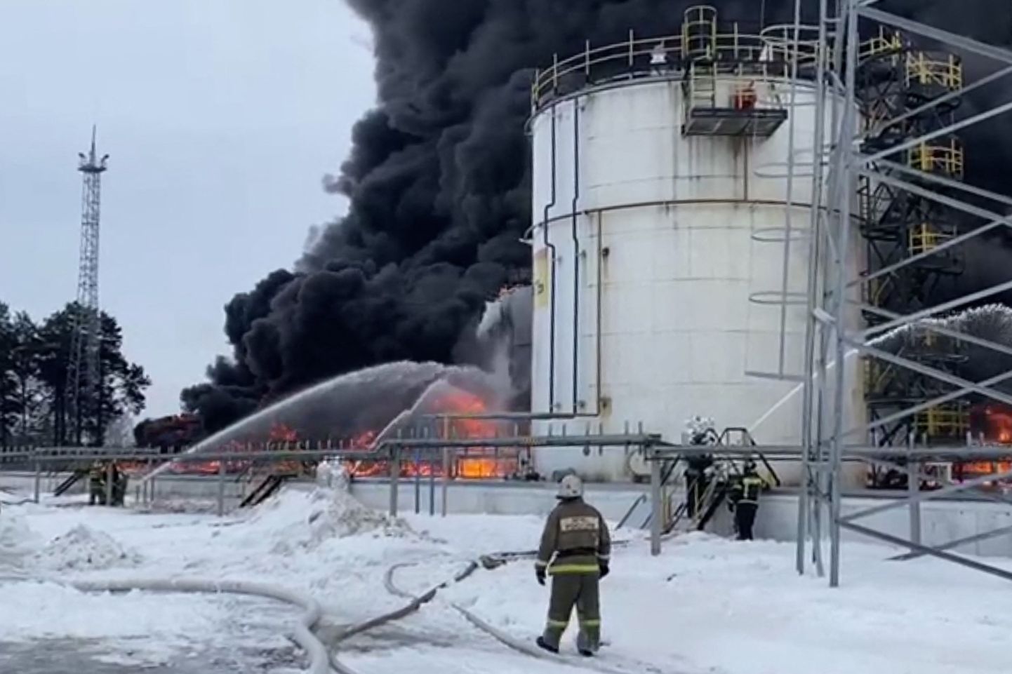 Tuletõrjujad Brjanskis, Klintsõs asuvas naftamaardlas pärast droonirünnakut 19. jaanuaril 2024. aastal.