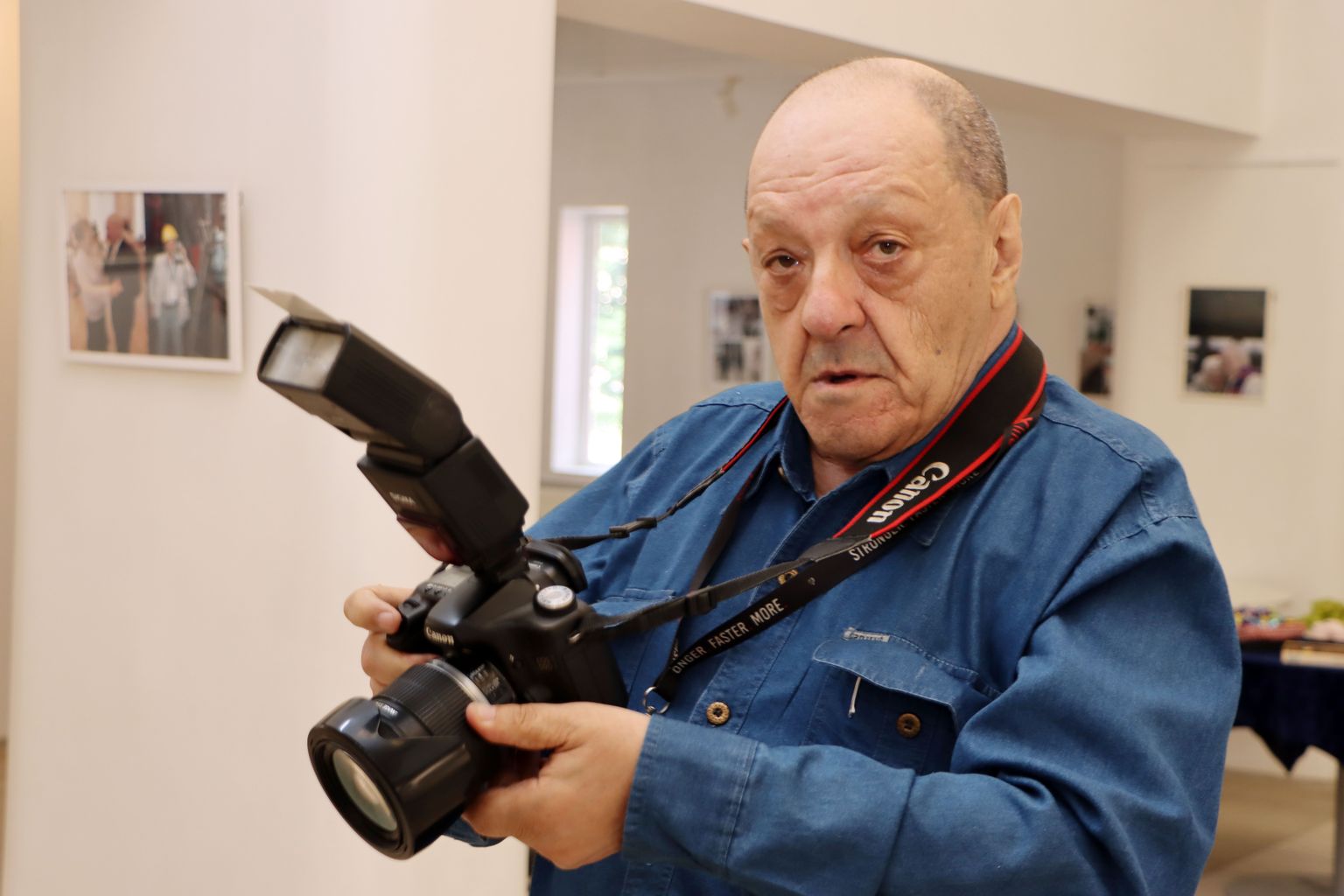 С фотоаппаратом (или двумя) Евгений Капов всегда, ведь кто знает, где его ждет фотоудача.