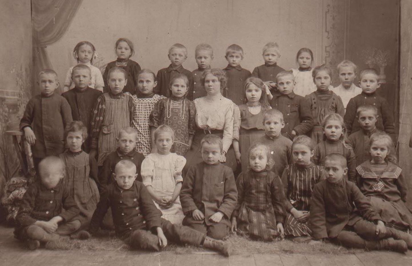 Suure-Jaani weikse ehk väikelaste kool aastal 1909. Selles kandis tehti koolide rajamisega algust juba XVIII sajandi teisel poolel.