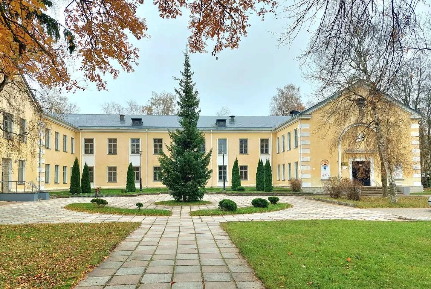 Sillamäe muusikakooli ning huvi- ja noortekeskuse Ulei vana hoone ootab ammu põhjalikku renoveerimist, kuid senini on olnud võimalik teha vaid väiksemaid remonditöid.