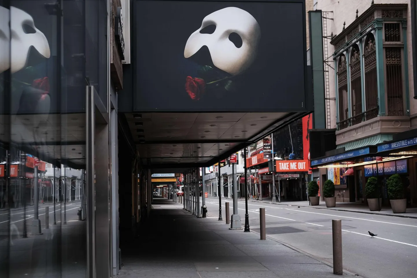 Kummituslikult tühi Broadway 2020. aasta mai alguses New Yorgis Times Square’il. Kõik kuulsa Broadway etendusasutused olid suletud.