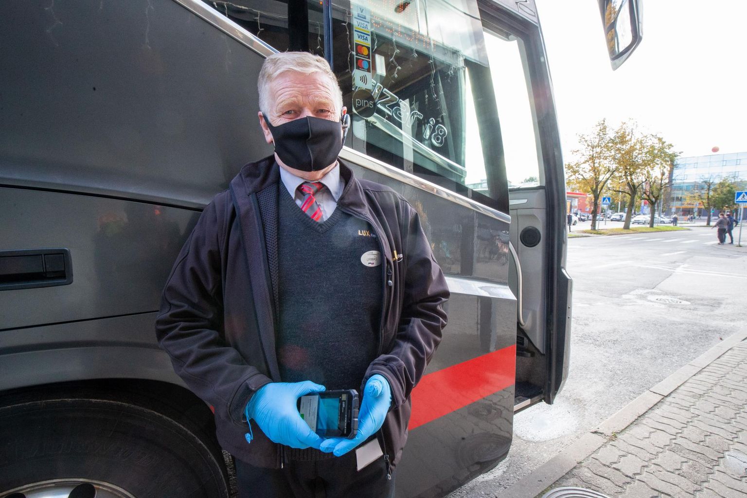 Lux Expressi bussijuhil Urmas Talil oli eile kell üks päeval sõitjaid vastu võttes mask ees ja kindad käes.