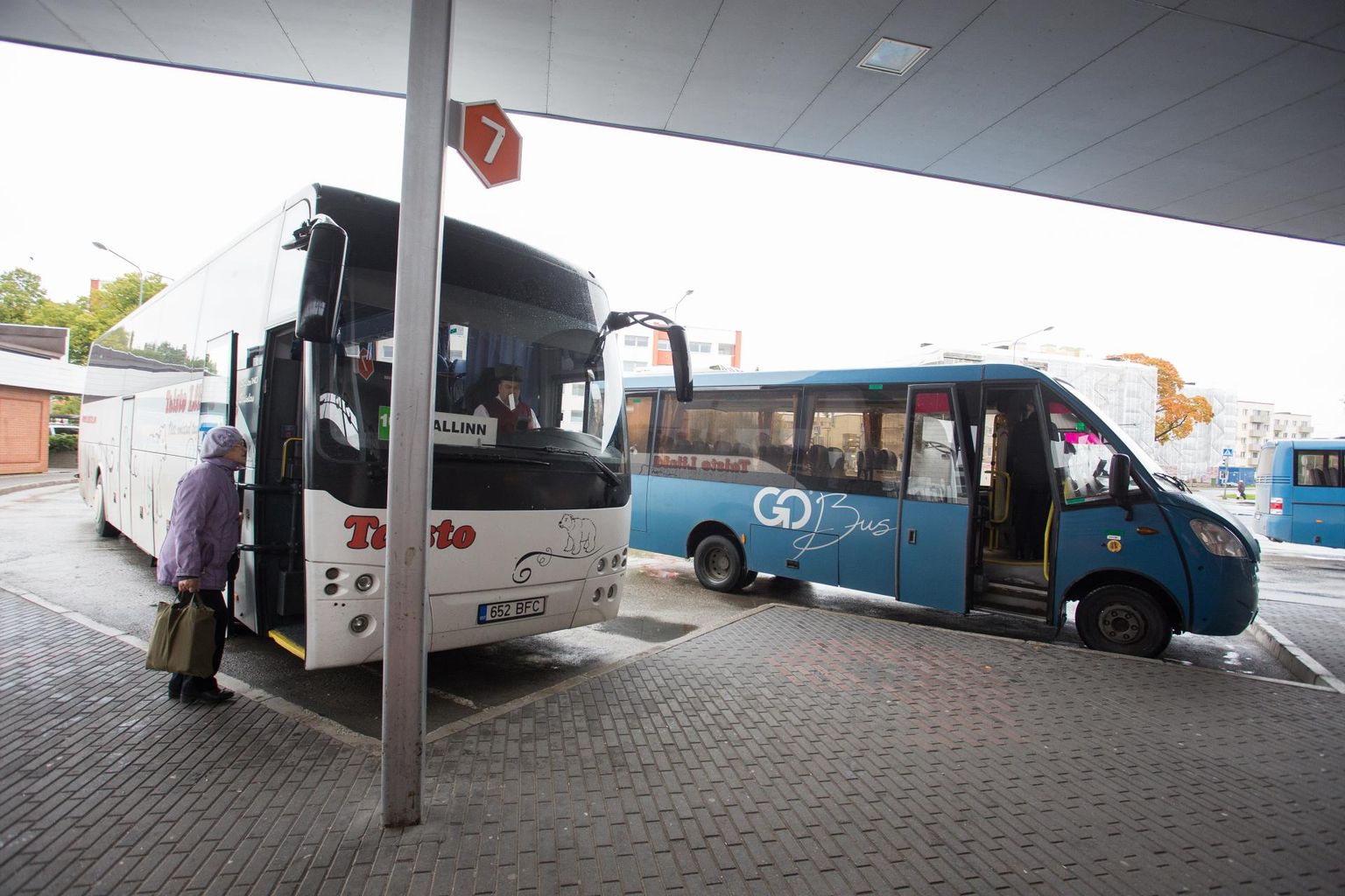 Rakvere bussijaamast ei saa tasuta kuhugi sõita. Ja kui maakonnaliinil sõitev buss juhtub maakonna piirest välja põikama, peavad ka naabrid, kel muidu bussisõit tasuta, selles bussis pileti ostma.