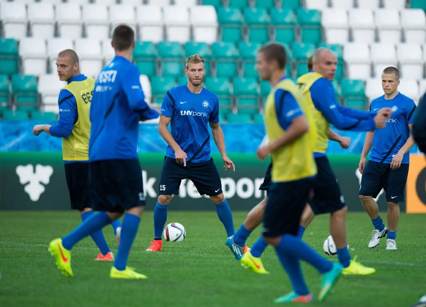Ragnar Klavan (vasakult kolmas) viib kaptenina Eesti koondise homme väljakule kohtumises Sloveenia vastu.