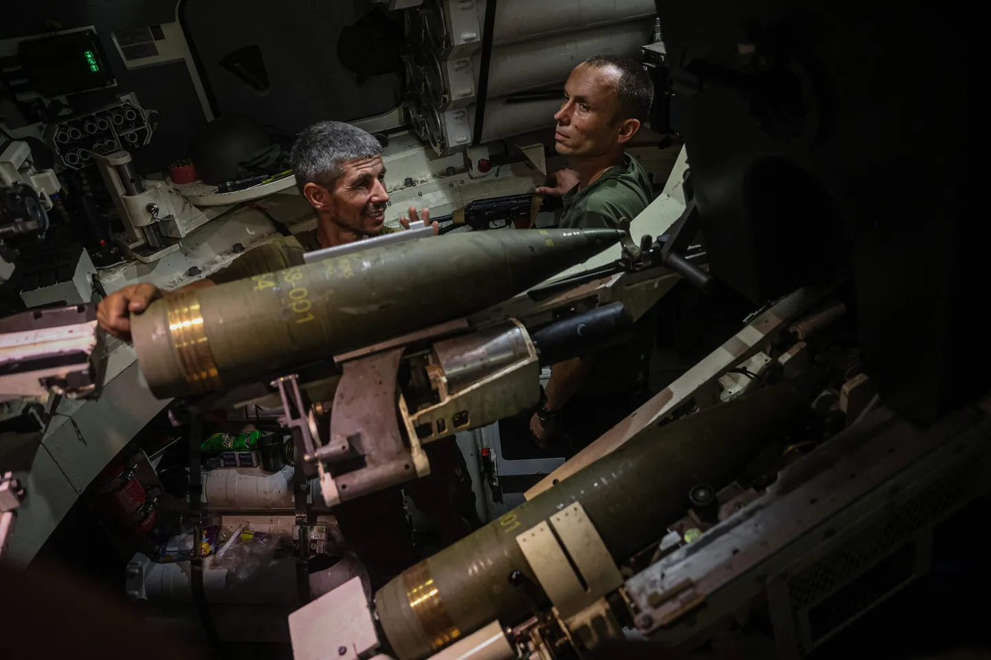 Ukraina sõjaväelased Poola 155 mm liikurhaubitsa Krab sisemuses rindel Donetski lähedal.