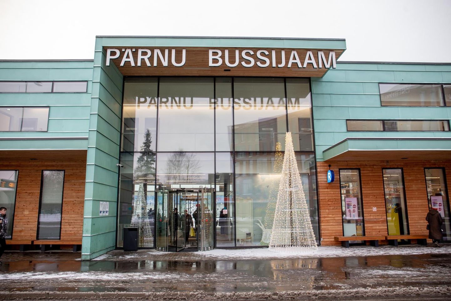Pärnusse ehitati moodne bussijaam, kuid unustati parkla väljumist ootavatele bussidele.
