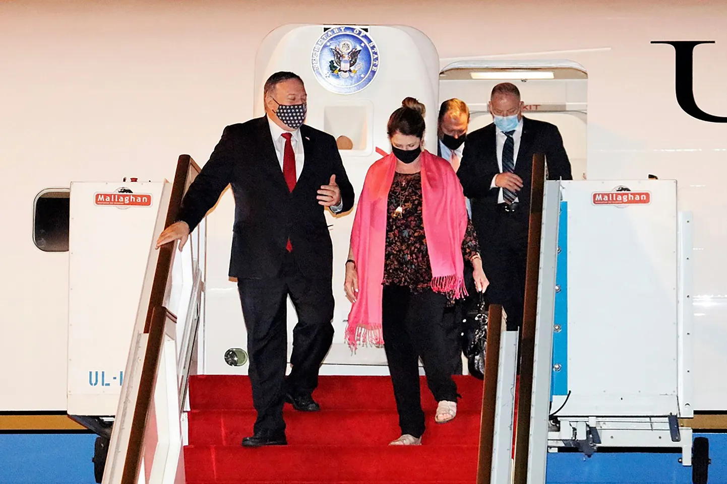 Mike Pompeo ja tema naine Susan Colombo lennuväljal.