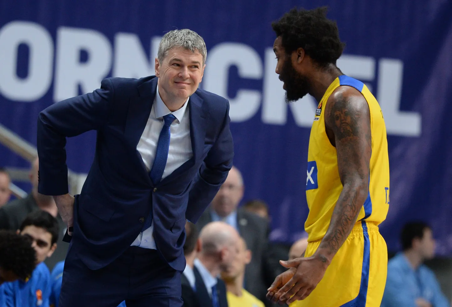 Ainars Bagatskis ja Maccabi mängija Victor Rudd.