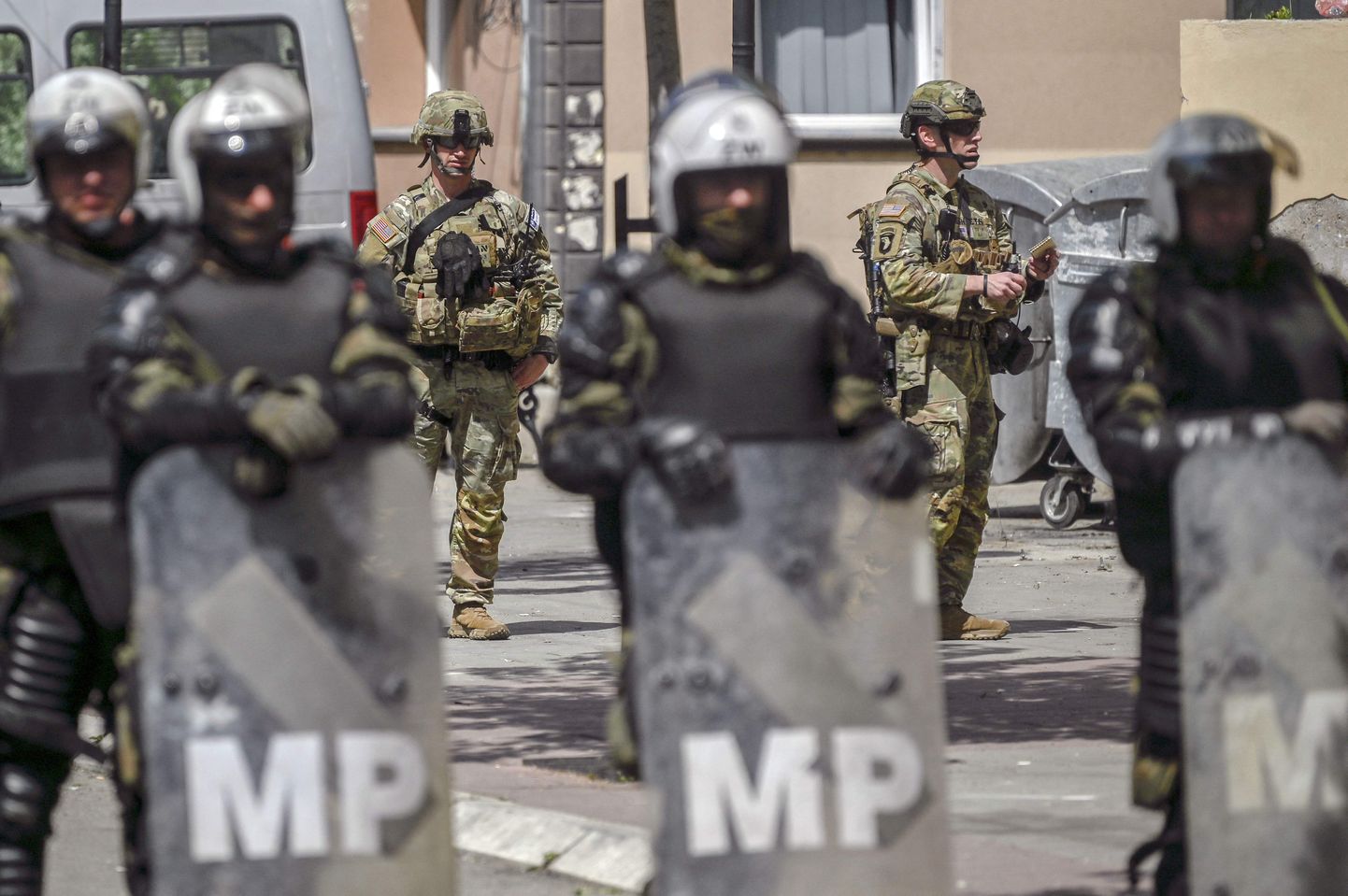 NATO rahuvalvemissiooni sõdurid ja rahvusvahelised politseijõud Zveçanis.