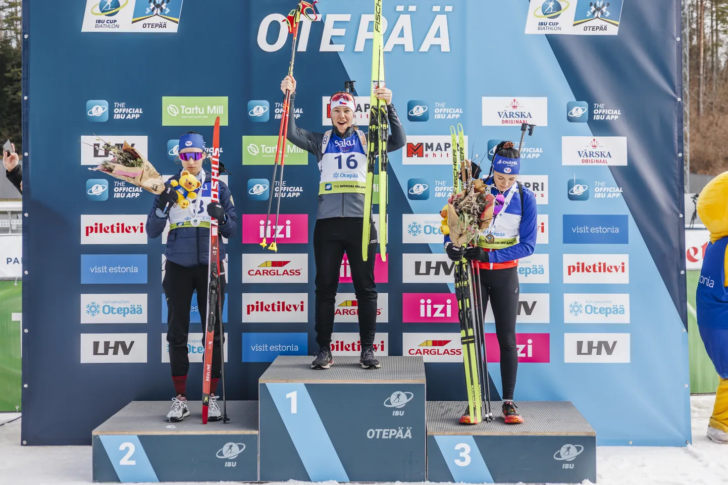 Tšehhi laskesuusataja Kristyna Otcovska (keskel)