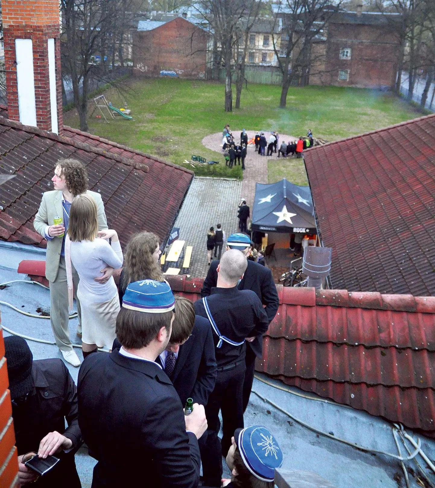 Osal vapratest, kes päikesetõusuni vastu pidasid, avanes võimalus heita pilk linnale ka kõrgemalt, Eesti Üliõpilaste Seltsi maja katuselt.