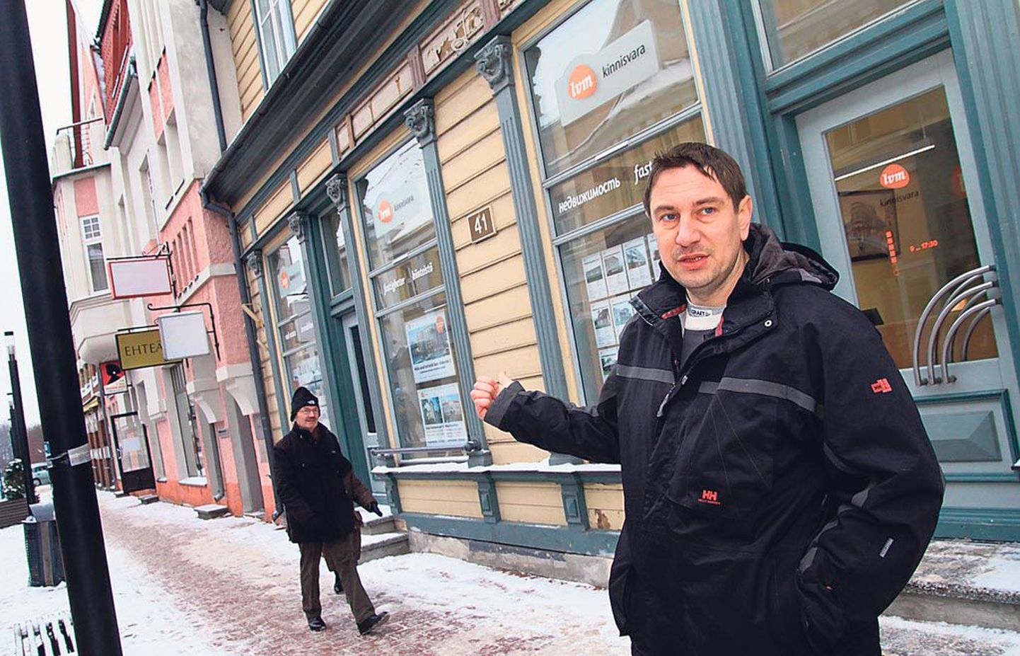 LVMi juhatuse liige Ingmar Saksing loetles Rüütli tänaval neliteist rippuvat äri- või reklaamsilti, nagu nad tahavad oma büroogi ette üles panna.
